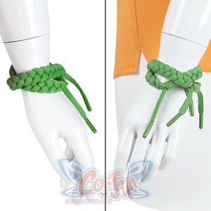 There are two green braided bracelets on the left hand, made of several green ropes interwoven, there are two small ropes at the end of the bracelet.