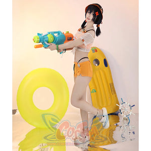 The upper body is orange underwear with a short transparent T-shirt , the lower body is orange shorts, with a green bracelet and a black hat, and there is a red N-shaped hairpin on the head.