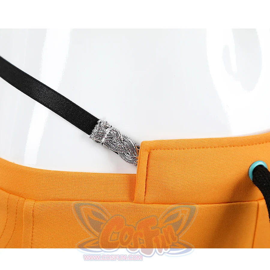There is a black drawstring at the waist to adjust the tightness, and there are silver decorations on both ends of the drawstring.