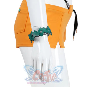 On the right hand has a green geometric bracelet with an irregular angular design, and a bracelet woven from black and white ropes.