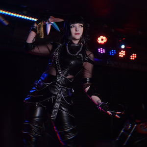  Cosplayer in Zoey cosplay KILLER black suit showing side view with metal chains and purple details