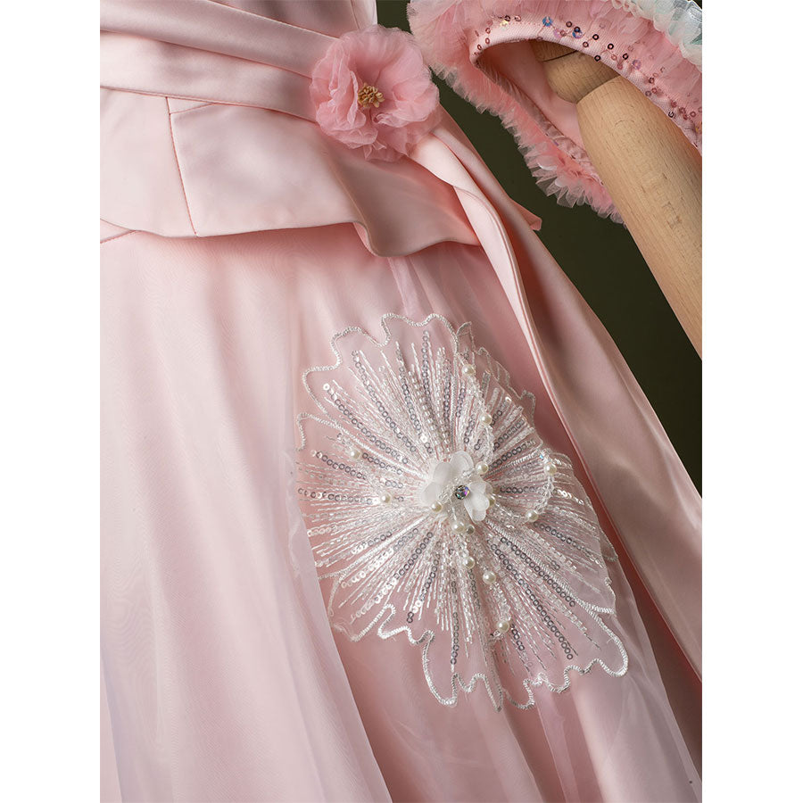 Close up Glinda cosplay costume middle part