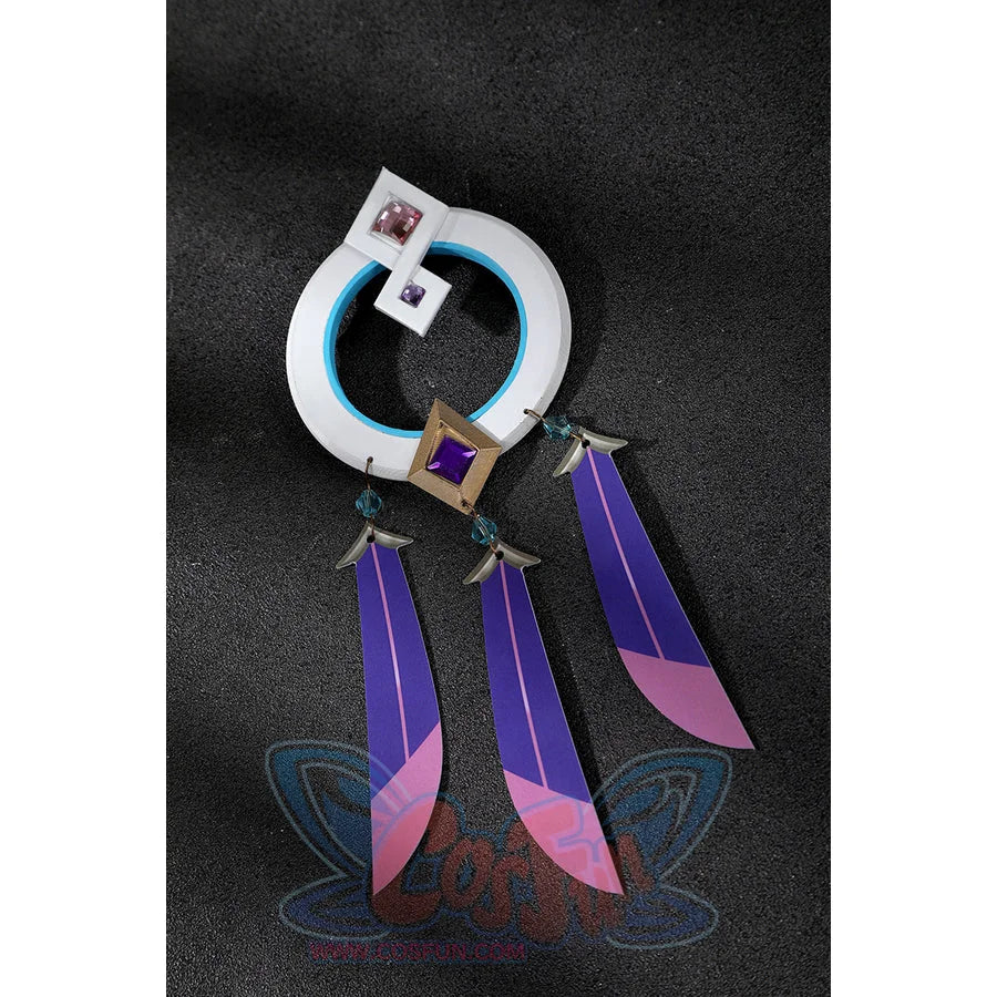 Genshin Impact Citlali cosplay costume pairs a white and blue ring with gems and purple daggers.