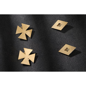 Genshin Impact Citlali cosplay costume pin detail pairs gold cross pieces with square clips.
