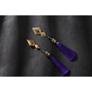Genshin Impact Citlali cosplay earring detail pairs gold-tone shapes with blue beads and tassels.