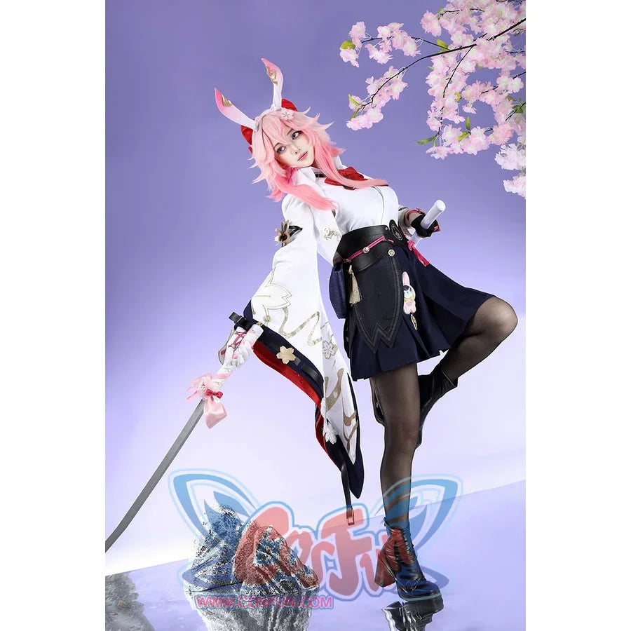 Honkai: Star Rail Evanescia cosplay costume side view highlights the white outerwear and layered back bow