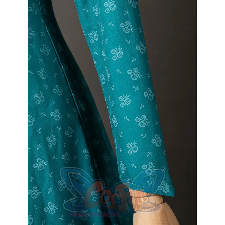 House of the Dragon Alicent Hightower cosplay sleeve detail pairs patterned teal fabric beside the cloak edge