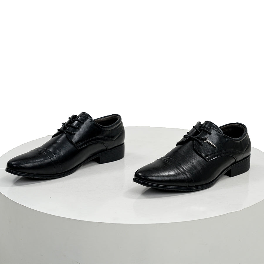 COSFUN Final Fantasy XV Noctis The Chosen King cosplay shoes present a smooth black matte finish beside decorative accents.