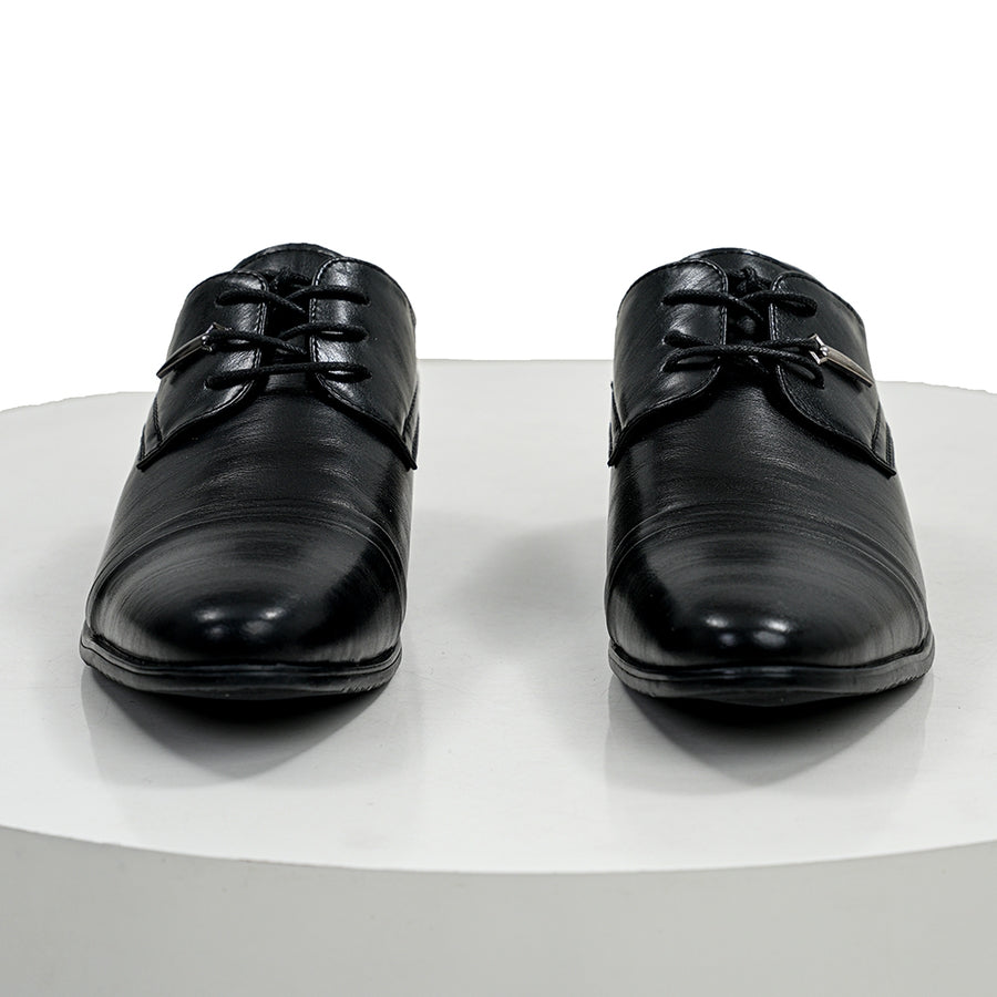 COSFUN Final Fantasy XV Noctis The Chosen King cosplay shoes present a smooth black matte finish beside decorative accents.