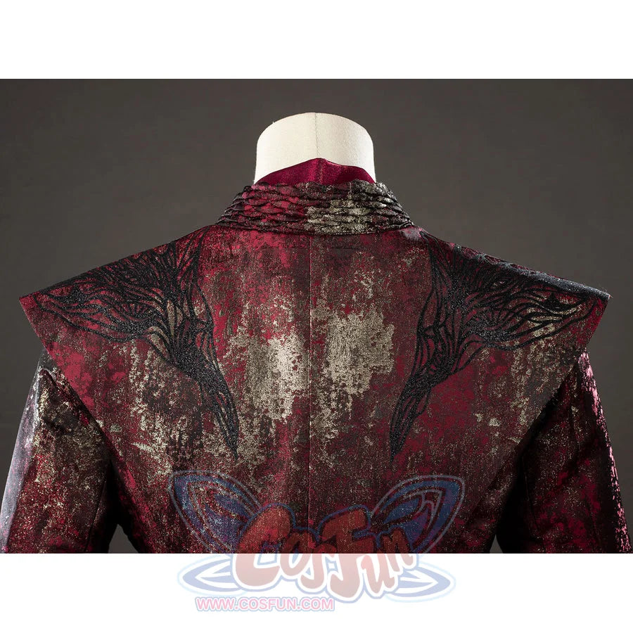 Rhaenyra Targaryen cosplay costume turns the patterned shoulder back and raised collar.