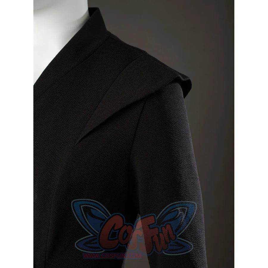 Rhaenyra Targaryen cosplay inner robe shoulder detail layers a black lapel over textured sleeve fabric.