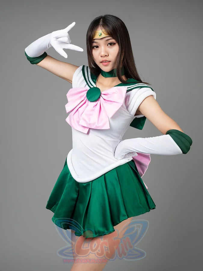 Sailor Jupiter cosplay costume side pose sets the white bodice against green skirt movement