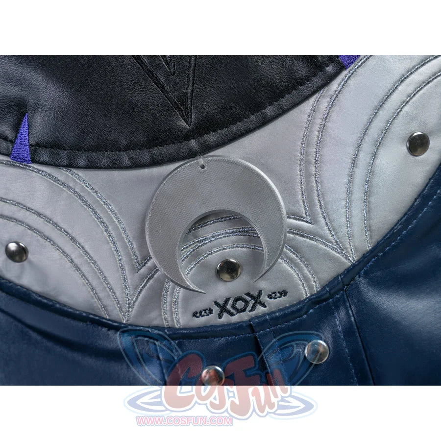 Zenless Zone Zero Promeia cosplay costume back disc detail places a round silver accent over gray fabric.