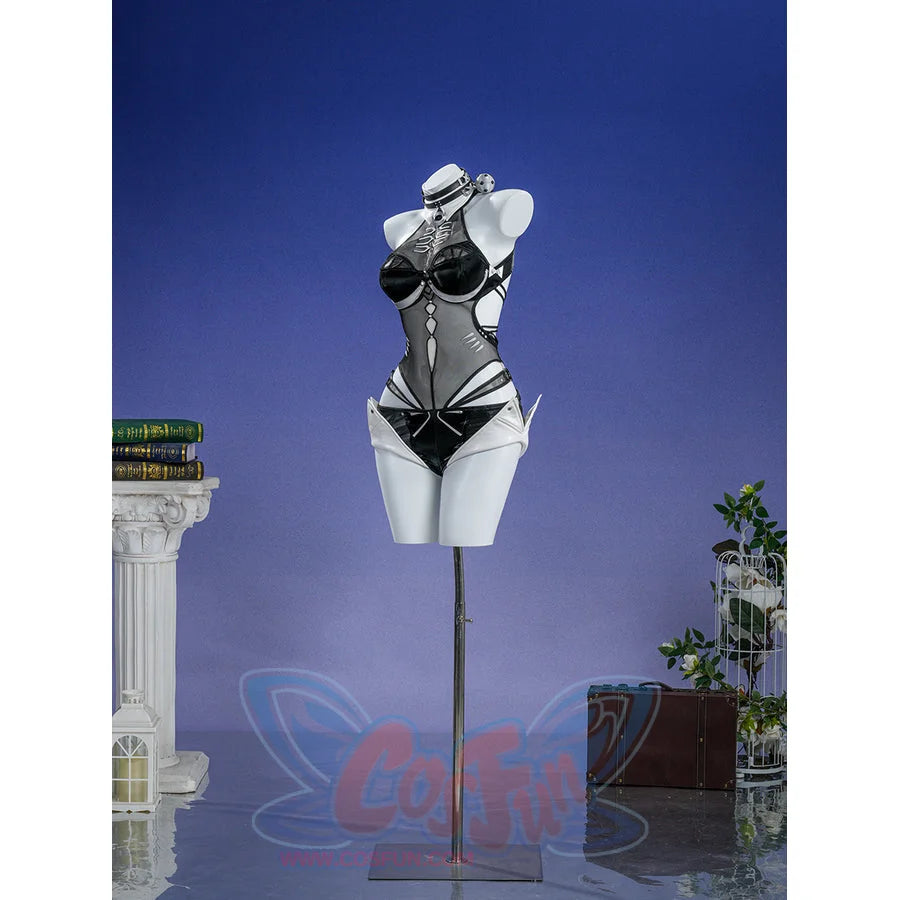 Zenless Zone Zero Promeia cosplay costume turns the black jumpsuit toward the waist straps and silver trim.